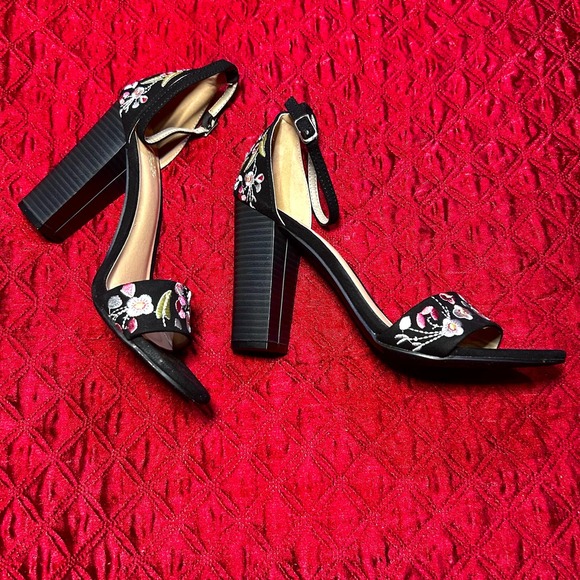 Charlotte Russe Floral Embroidered Heels - Picture 1 of 4